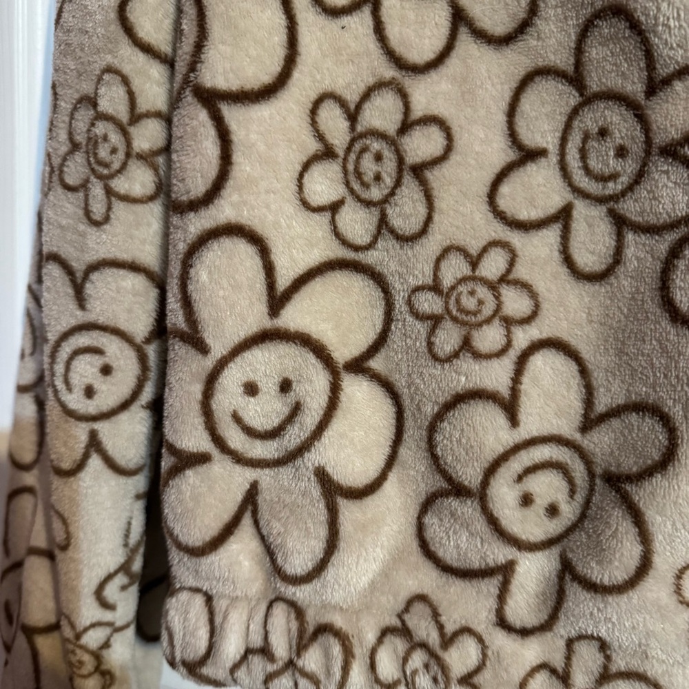 Fire & Fleur Tan/Black Smiling Daisies Full Zip Front Fuzzy Hoodie Jacket Size M - Picture 11 of 12